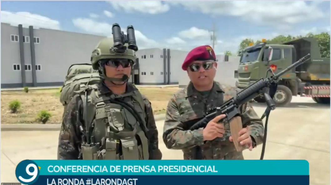 El ministro de la Defensa, Henry Sáenz (derecha), muestra los nuevos fusiles M4 y un soldado (izquierda) porta el nuevo equipo táctico que será utilizado en operaciones militares diurnas y nocturnas como parte de la modernización del Ejército. (Foto, Prensa Libre: captura de pantalla).