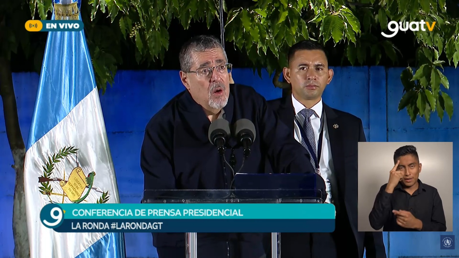 El presidente Bernardo Arévalo confirmó que ciudadanos mexicanos deportados desde Estados Unidos llegan a Guatemala junto con retornados guatemaltecos y permanecen en el país únicamente en tránsito antes de ser trasladados a México.