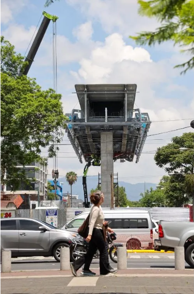 Transeúntes caminan por Plaza España mientras observan los trabajos de construcción de la estación 1 del AeroMetro. (Foto, Prensa Libre: Municipalidad de Guatemala)