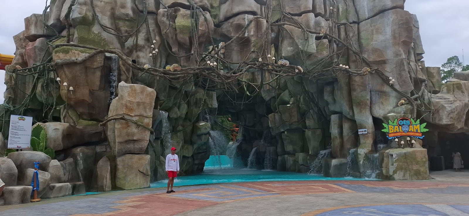 El acceso la piscina de olas "Ola Balaam" al igual que al resto de juegos acuáticos de Xetulhá, requiere el uso del brazalete de juegos ilimitados. (Foto, Prensa Libre: Glenda Burrión).