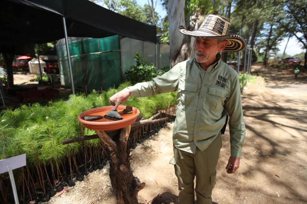 Julio de la Parra muestra una de las fuentes de agua instaladas en el área de trabajo, que funcionan como bebederos para la fauna. Esta medida se prevé replicar a lo largo del recorrido de la carretera. (Foto, Prensa Libre: Esbin García)