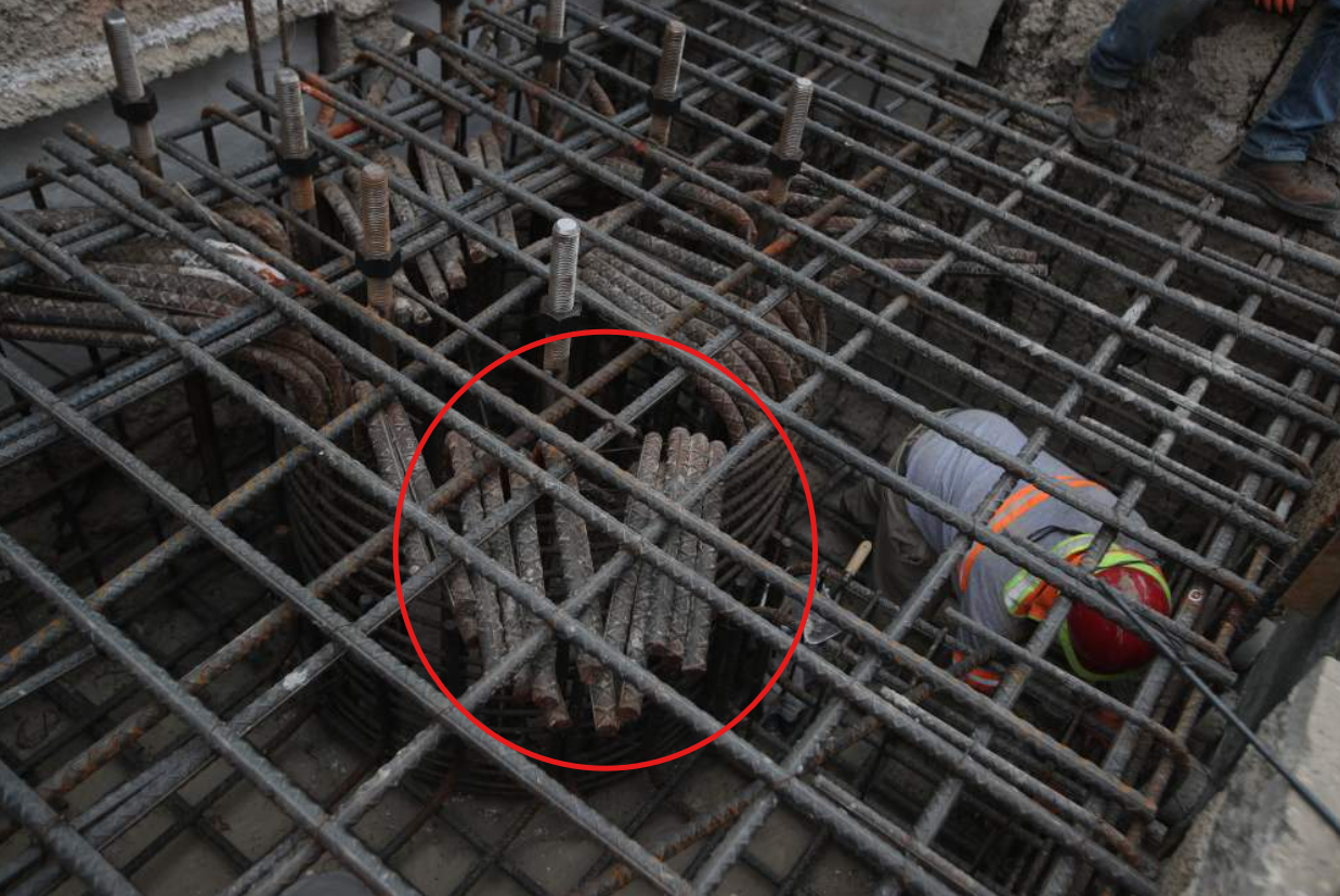 El doblez que se observa en las barras de acero forma parte del sistema de refuerzo del pilote. Junto con las escuadras o estribos, ayuda a mantener las barras unidas y a confinar el concreto, evitando que el armado pierda su posición ante las fuerzas y movimientos que puede generar un sismo. (Foto, Prensa Libre: Esbin García)