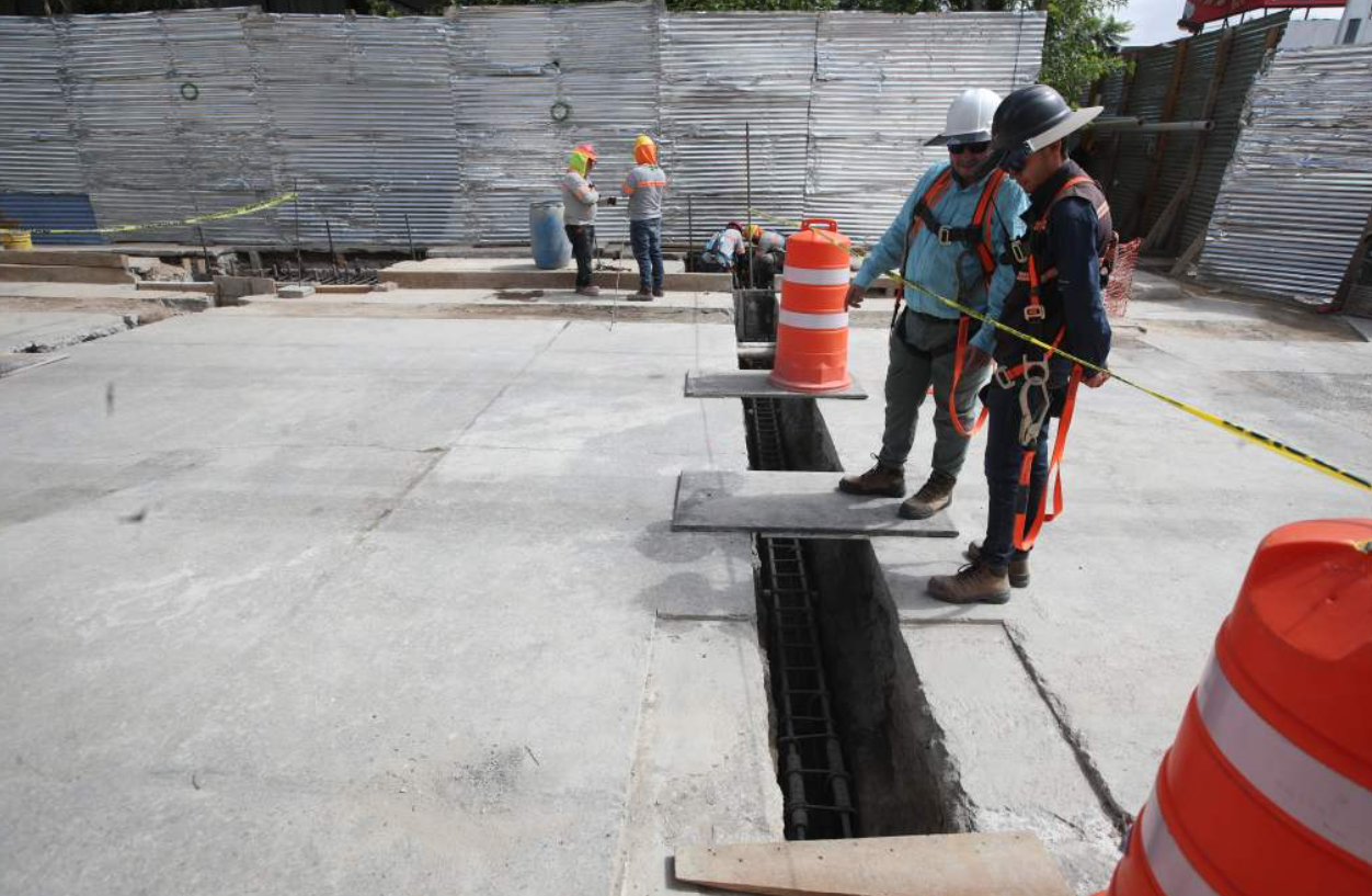 El equipo de obra civil supervisa las vigas que conectan los dos tipos de pilotes de la estación 2 del AeroMetro. Cada torre o columna cuenta con dos pilotes, ubicados en ambos extremos de la calle.