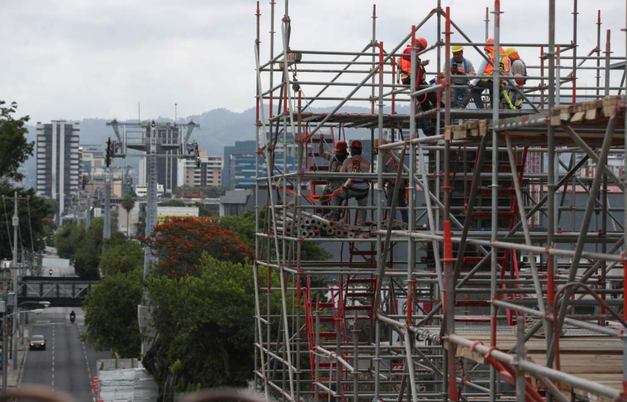 Las torres del AeroMetro deben mantener una alineación precisa a lo largo del recorrido. En la imagen se observa la línea de estructuras de la estación 2 y las torres que continúan por la avenida Montúfar hacia Plaza España. (Foto, Prensa Libre: Esbin García)