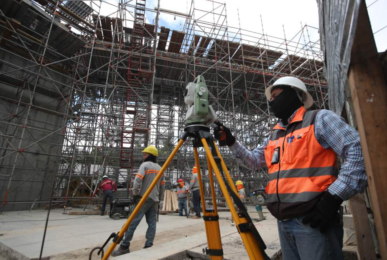 Un topógrafo de planta verifica la ubicación y nivelación de las estructuras del AeroMetro. Su trabajo permite que pilotes, columnas y otros elementos queden en las coordenadas establecidas en el diseño. (Foto, Prensa Libre: Esbin García)