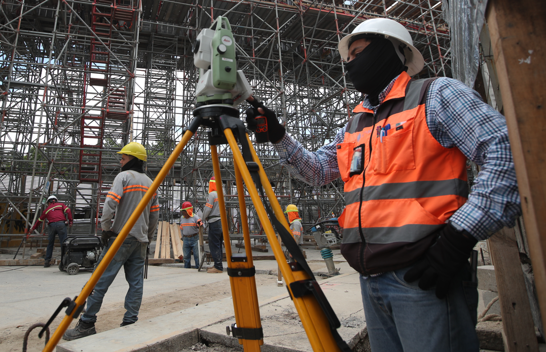 Según los encargados del AeroMetro, Doppelmayr exige contar con un topógrafo permanente que verifique la obra civil. En este caso, el especialista es de México y supervisa que las estructuras cumplan con las medidas requeridas. (Foto, Prensa Libre: Esbín García)