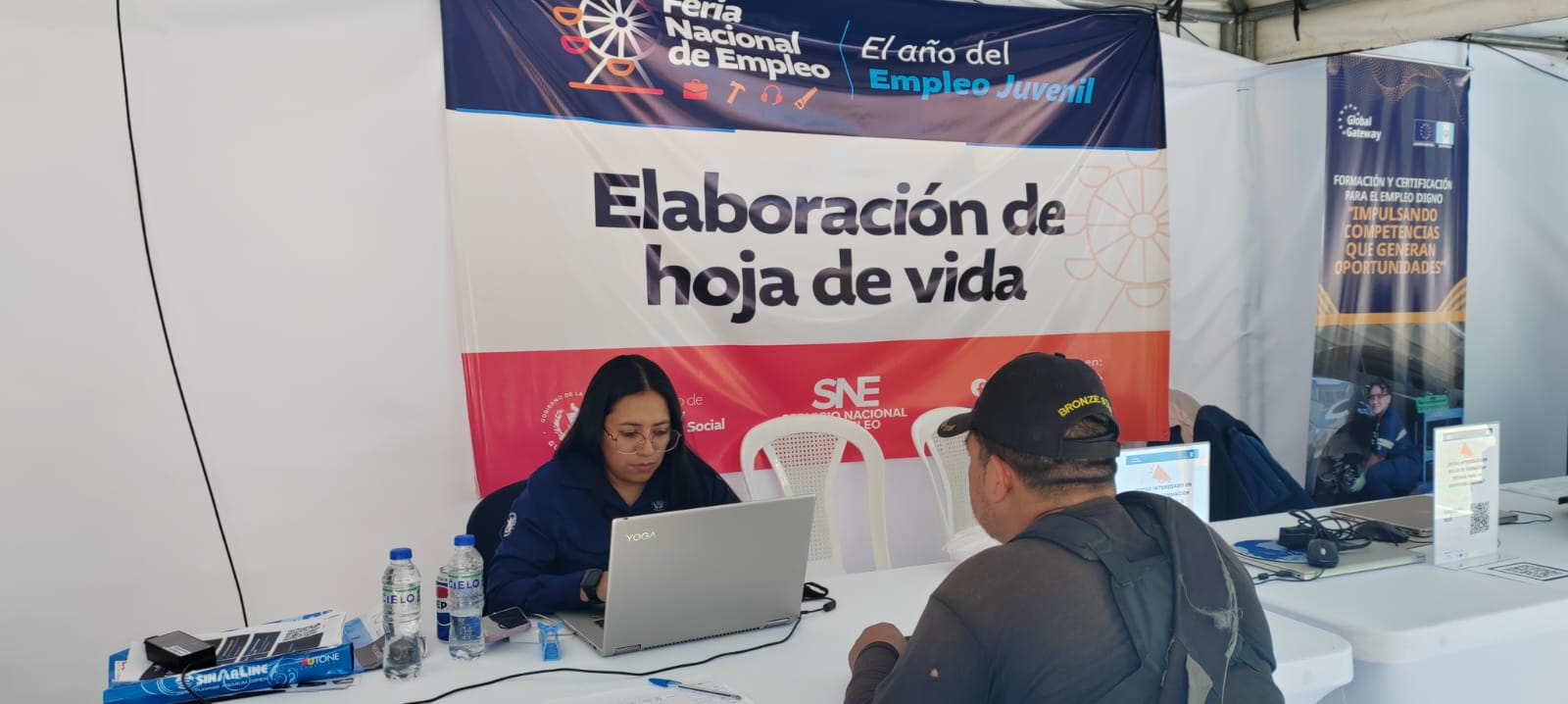 En la Feria de empleo también los asistentes pueden solicitar ayuda para preparar su hoja de vida. (Foto, Prensa Libre: Glenda Burrión)