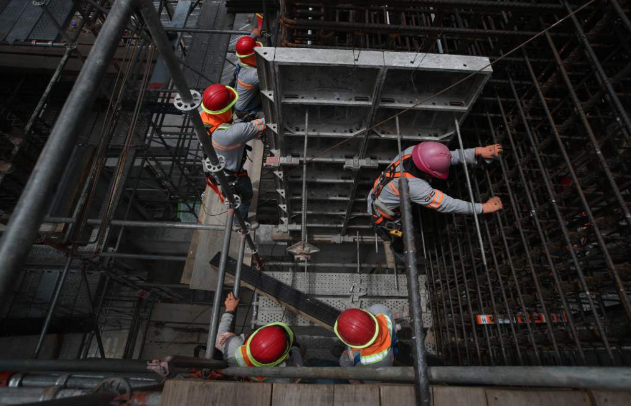 El equipo de obra civil arma la estructura de acero de una torre del AeroMetro. Ingenieros de CableVía destacan la cantidad de refuerzo necesaria para soportar las cargas y responder ante movimientos sísmicos. (Foto, Prensa Libre: Esbin García)