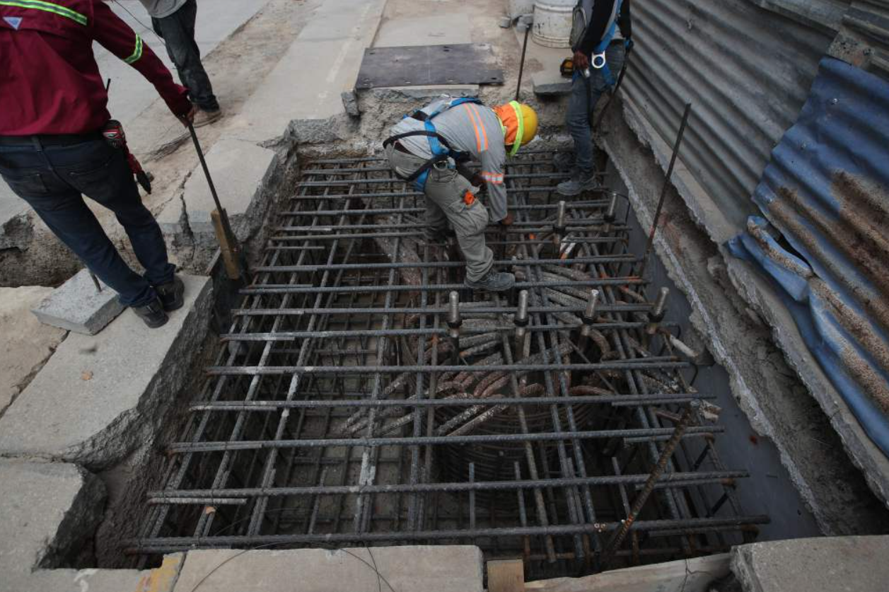 Uno de los pilotes de más de 10 metros de profundidad que dará soporte a la estación. Estos elementos se encuentran a los costados de la calle y forman parte de la cimentación de la estructura. (Foto, Prensa Libre: Esbin García)