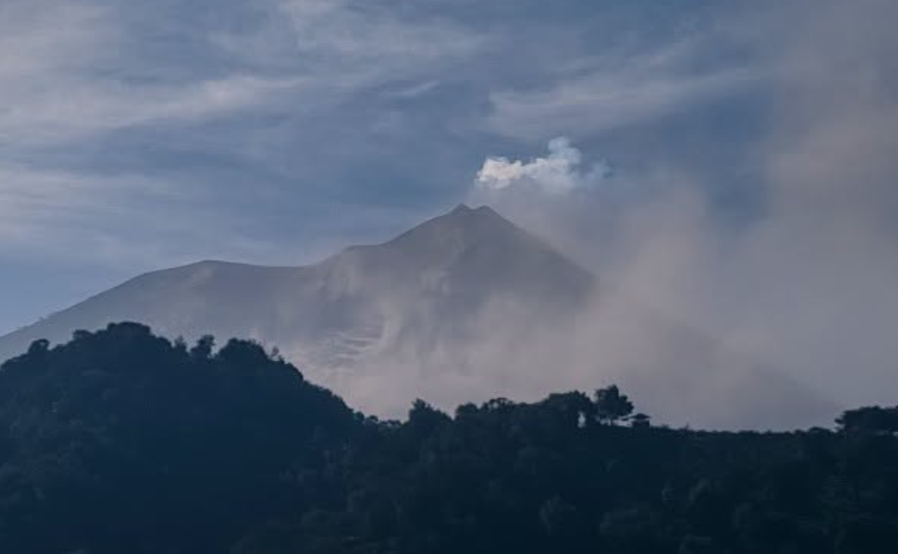 Vista del Volcán de Fuego desde la comunidad de San Pedro Yepocapa, en una fotografía publicada por la municipalidad el 5 de agosto. (Foto, Prensa Libre: cortesía de la Municipalidad de San Pedro Yepocapa).