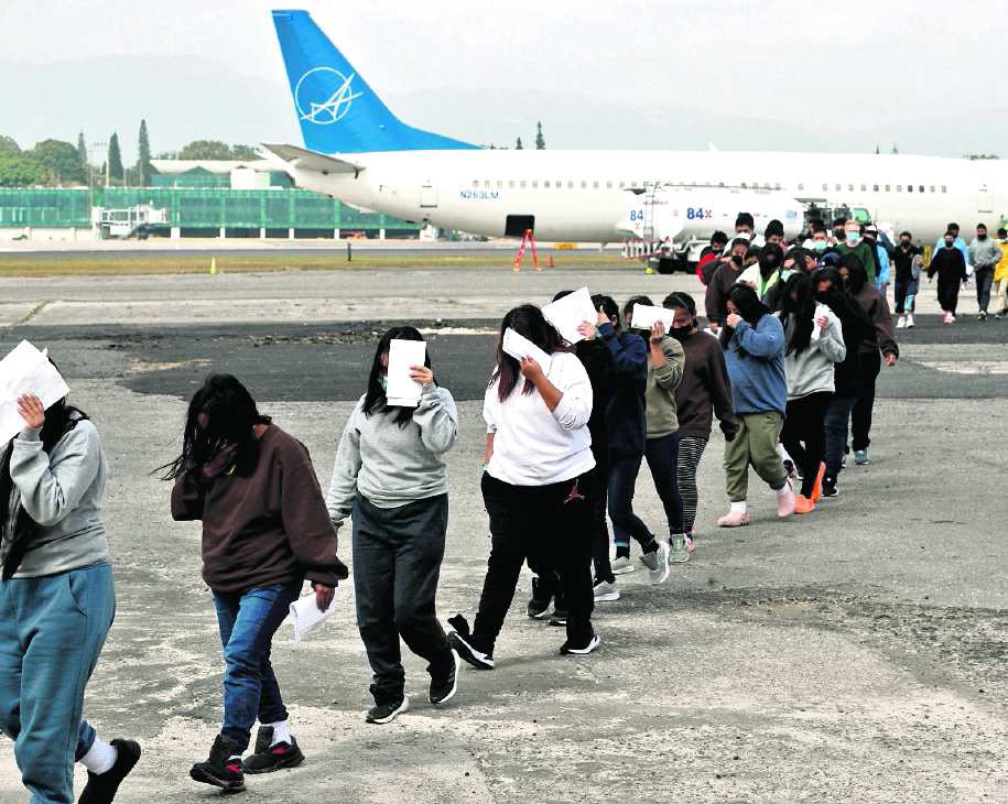 Este 29 de diciembre arribaron a Guatemala los ˙ltimos tres vuelos de migrantes guatemaltecos deportados de Estados Unidos, dos de ellos con adultos y uno con unidades familiares.



FotografÌa Esbin Garcia  29--12-23