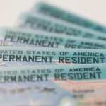 La residencia permanente en EE. UU. (conocida como "green card") es el objetivo de las visas de inmigrante beneficiadas por el fallo judicial.