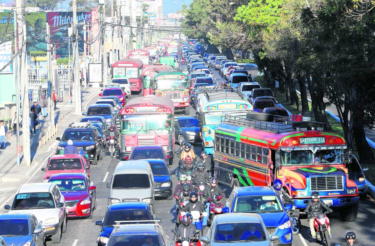 Con el inicio de la época escolar del ciclo escolar en el sector público y privado fue una de las causas principales del incremento notorio del tránsito de vehículos en la capital y municipios aledaños. en la imagen la carga vehicular Calzada Roosevelt
foto por Carlos Hernández
15/01/2018