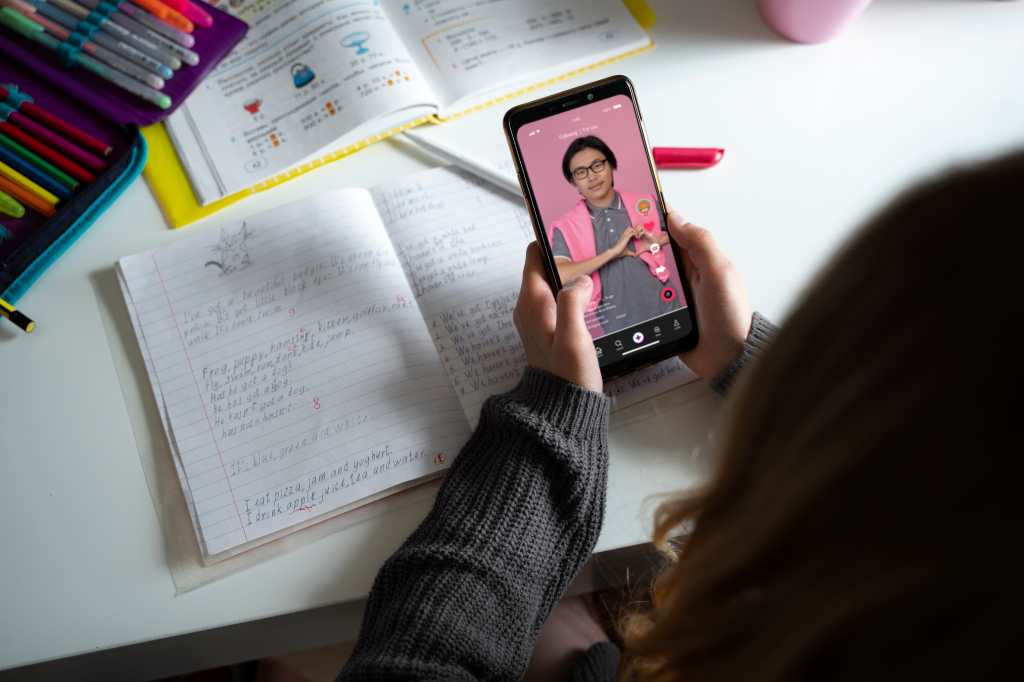 ¿Ninos-con-celulares-Un-estudio-revela-como-el-uso-temprano-de-redes-sociales-afecta-las-calificaciones-escolares-2.jpg