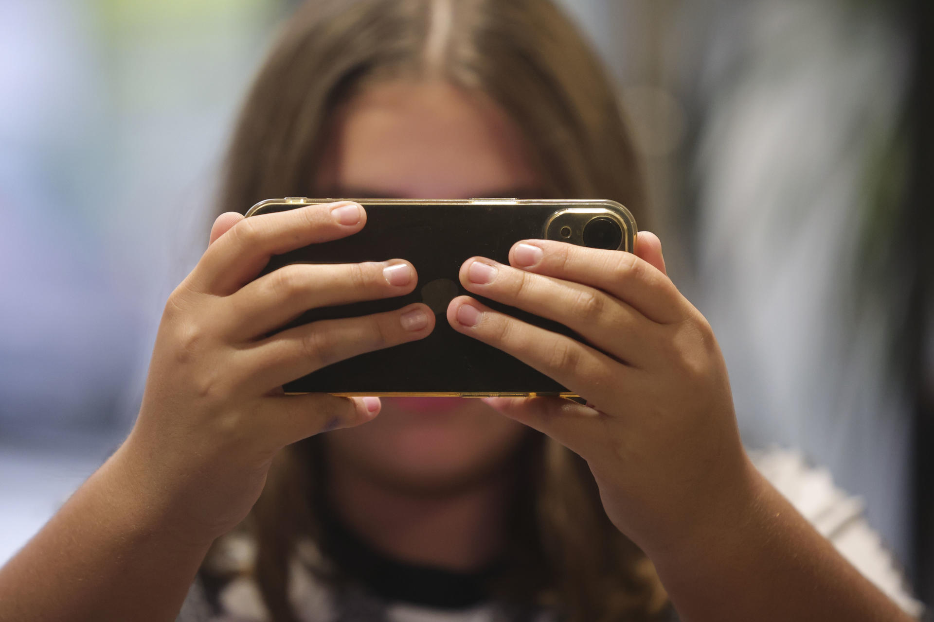 ¿Niños con celulares? Un estudio revela cómo el uso temprano de redes sociales afecta las calificaciones escolares
