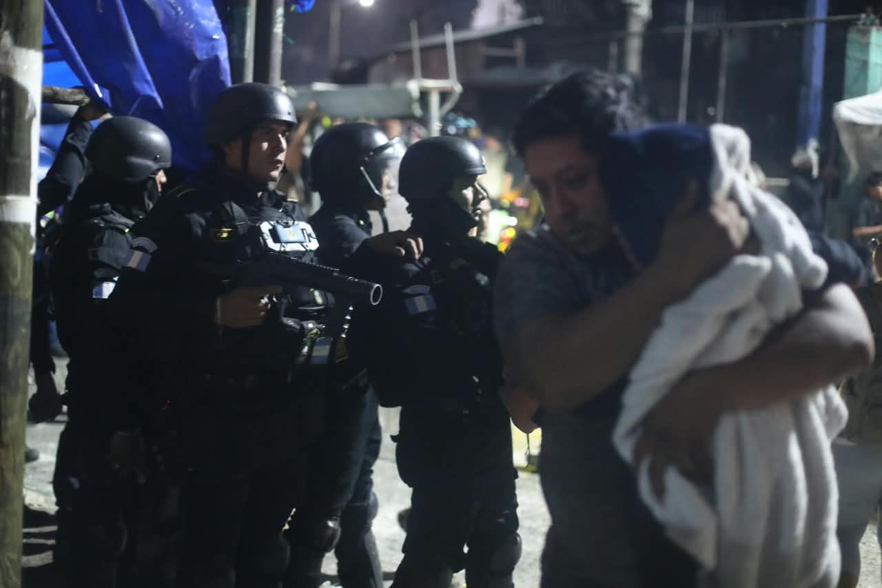 Fuerzas de seguridad intervienen durante los disturbios registrados en Villa Nueva, uno de los puntos donde persisten los bloqueos. (Foto Prensa Libre: Juan Diego González)