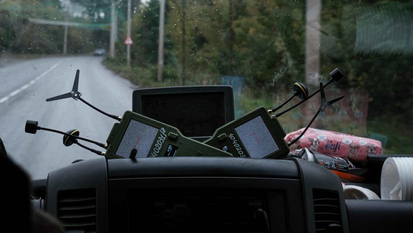 Imagen de detectores de drones en el salpicadero de un vehículo de evacuación operado por la Fundación Benéfica East SOS mientras se traslada a civiles fuera de las ciudades de primera línea en la región del Donbás debido al deterioro de las condiciones de seguridad en Kramatorsk, al este de Ucrania, el 15 de septiembre de 2026. EFE/EPA/MARIA SENOVILLA