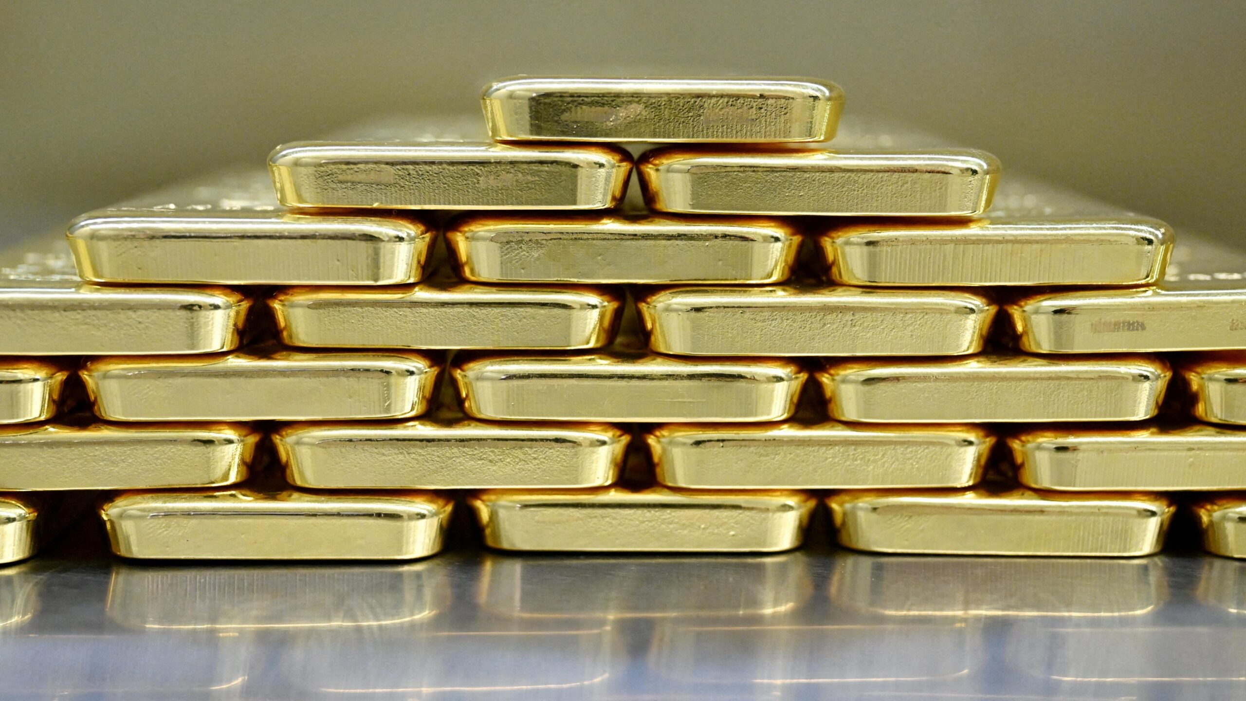 Lingotes de oro están cuidadosamente apilados unos encima de otros formando una pirámide.