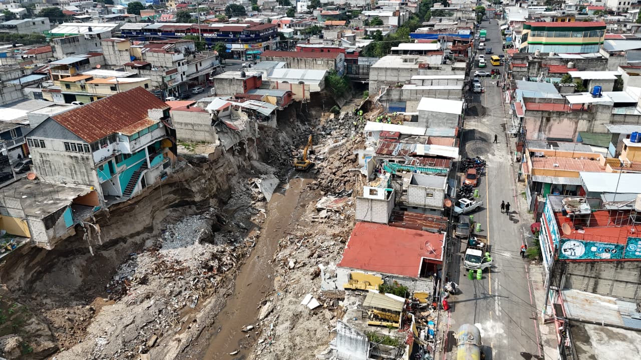 Trabajos para contener la erosión avanzan en el cauce del río Pinula, en Villa Hermosa, San Miguel Petapa, donde el socavamiento ha afectado viviendas y terrenos. (Foto Prensa Libre: Moisés Xec)