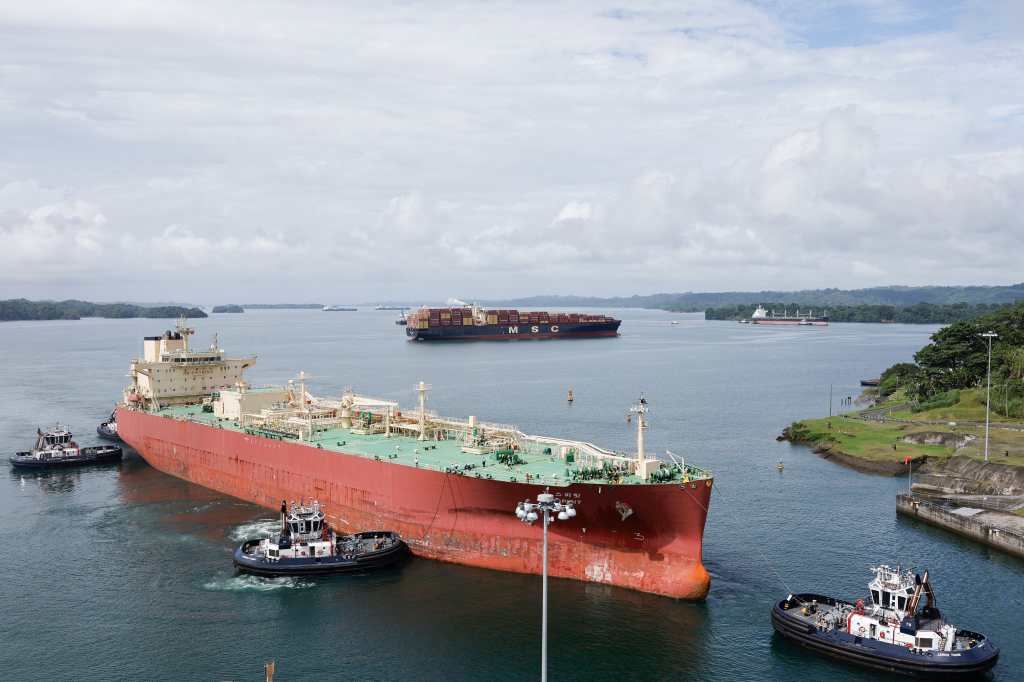 Un buque que pagó la cifra récord de US$5.3 millones en una subasta para cruzar el Canal de Panamá navega por las esclusas de Agua Clara, en Colón. (Foto Prensa Libre: EFE)