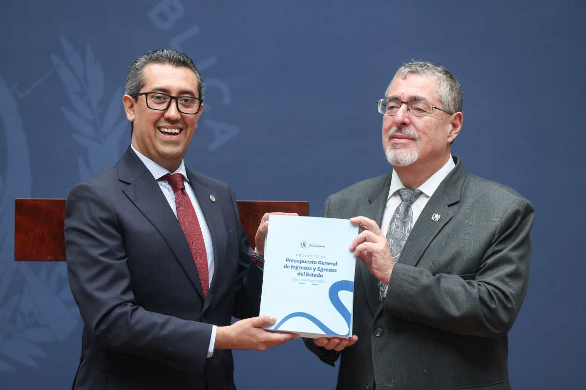 El Ministerio de Finanzas (Minfin) estructuró para el 2027 un presupuesto de Q192 mil millones, el último de la administración del presidente Bernardo Arévalo (en la foto), junto al ministro Jonathan Menkos. (Foto Prensa Libre: EFE)