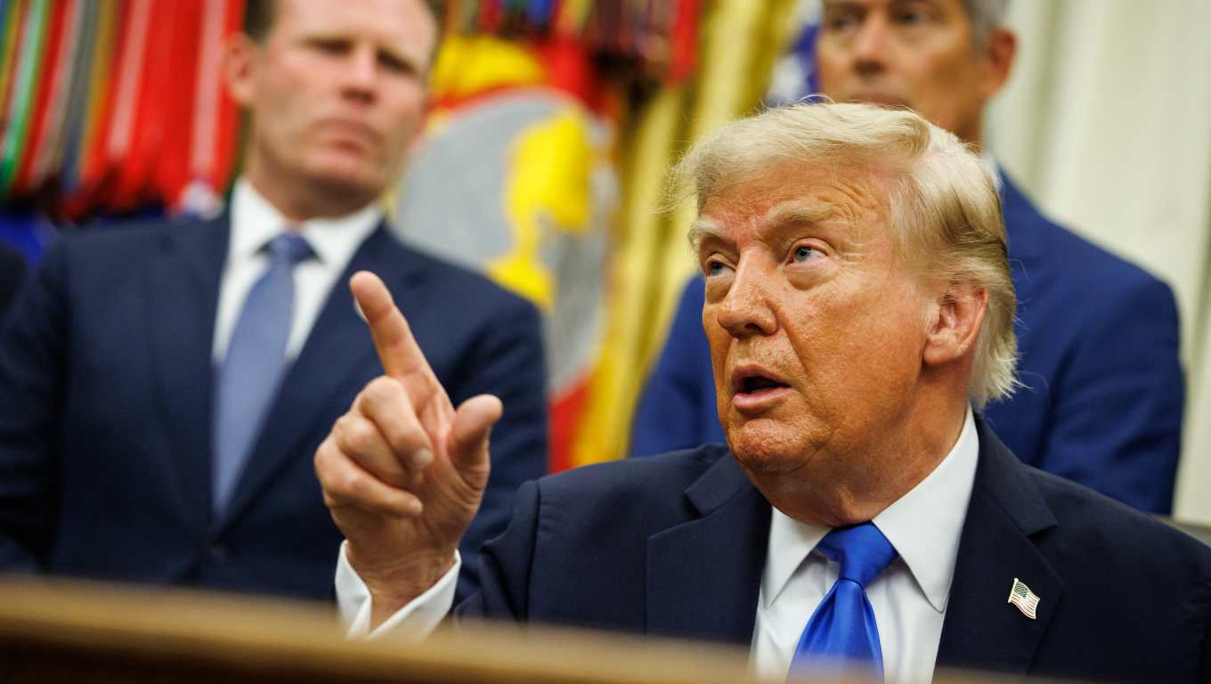 Washington (United States), 02/09/2026.- US President Donald Trump meets with major travel company executives in the Oval Office at the White House in Washington, DC, USA, 02 September 2026. Executives from American Airlines, Marriott, MGM Resorts, and Carnival are meeting with the President after the industry saw a boost from the World Cup despite international arrivals falling 5.5 percent in 2025 due to a number ?of factors including ?lengthy ?visa interview wait times, stricter immigration policies, tariffs, and ?US ?travel restrictions for ?some countries. EFE/EPA/SAMUEL CORUM / POOL