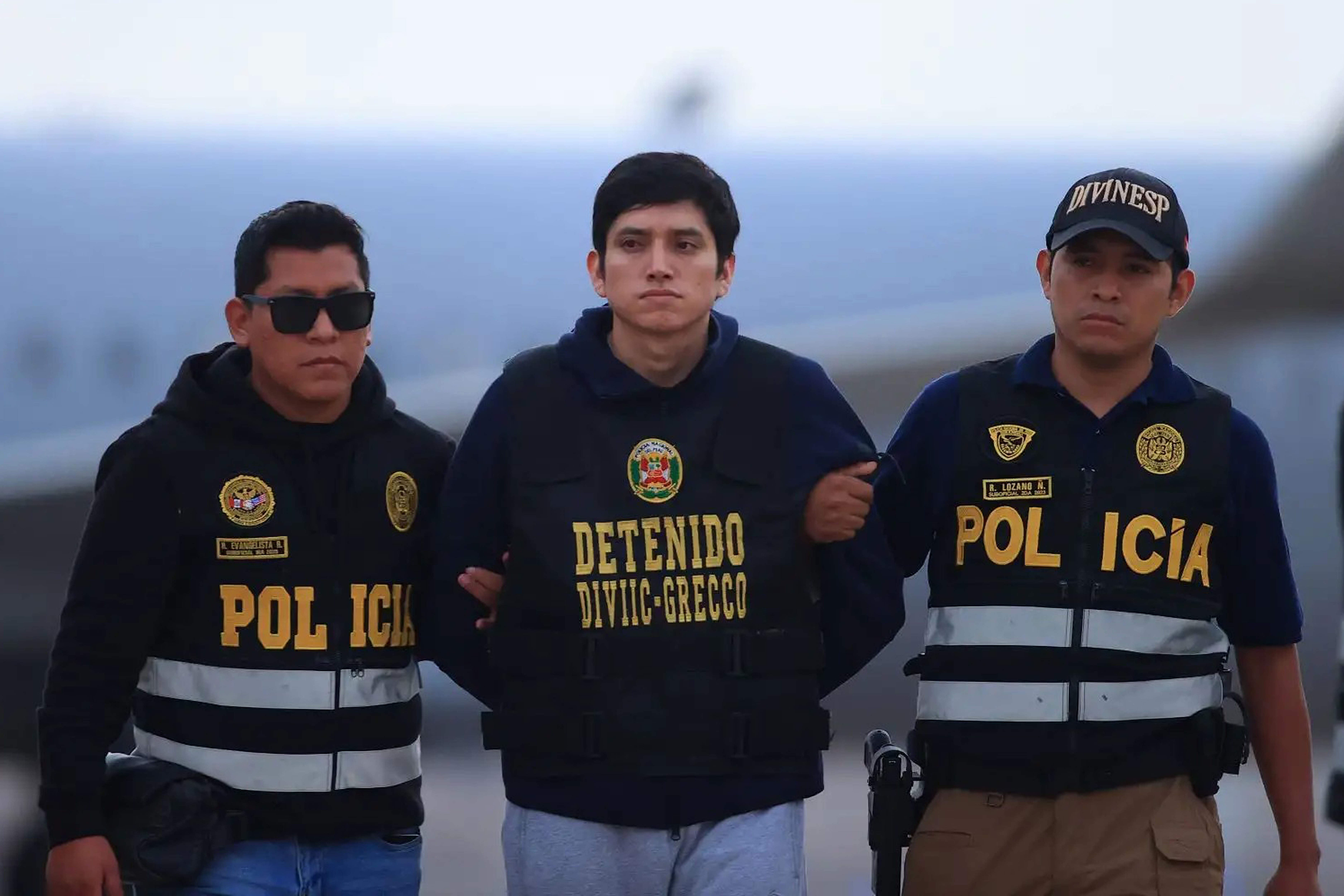 AME4093. LIMA (PERÚ), 02/09/2026.- Fotografía difundida por la Agencia Andina que muestra al líder de la banda criminal peruana Los Pulpos, Jhonsson Cruz Torres (c), apodado 'Jhonsson Pulpo', durante su trasladado este miércoles, a Lima para ser encarcelado tras su captura el pasado martes en La Paz, desde donde presuntamente dirigía las operaciones de la organización, con tentáculos en otros países como Chile. Cruz, uno de los delincuentes más buscados de Perú, sobre quien pesaba una orden de captura internacional y una recompensa de 500.000 soles (unos 148.000 dólares) para quien diese información de su paradero, llegó a la capital peruana en medio de fuertes medidas de seguridad. EFE/ Andina/ Braian Reyna /SOLO USO EDITORIAL/ NO VENTAS/ SOLO DISPONIBLE PARA ILUSTRAR LA NOTICIA QUE ACOMPAÑA (CRÉDITO OBLIGATORIO)