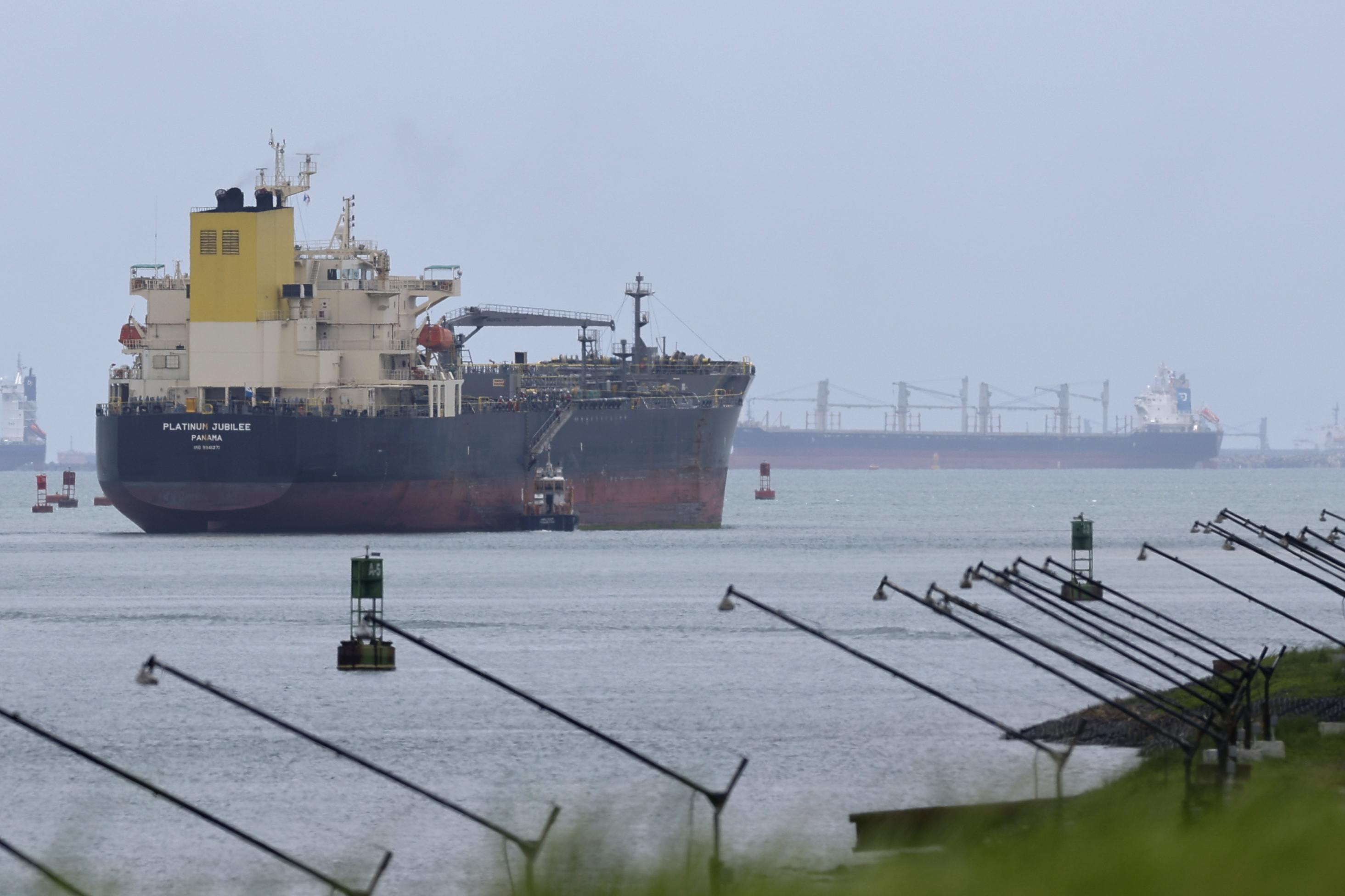El Canal de Panamá restringe desde este jueves a 34, de una media de 36, los tránsitos diarios de buques, una medida que busca ahorrar el agua dulce que le proveen dos lagos que ya sufren por la falta de lluvias asociadas al fenómeno El Niño. (Foto Prensa Libre: EFE/Bienvenido Velasco).