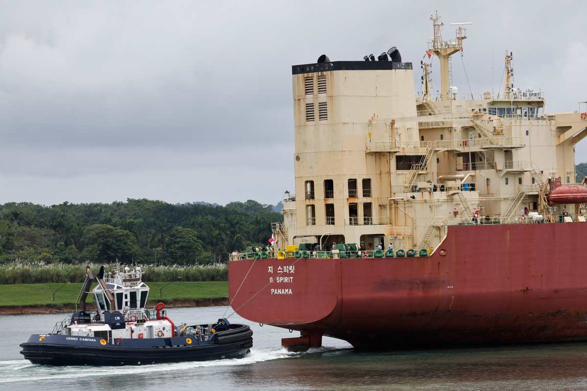 Un buque de carga navega por las esclusas de Agua Clara, en el Canal de Panamá, en Colón. La vía interoceánica restringe los tránsitos diarios de buques para ahorrar el agua dulce que le proveen dos lagos afectados por la falta de lluvias asociada con el fenómeno de El Niño. (Foto Prensa Libre: EFE)