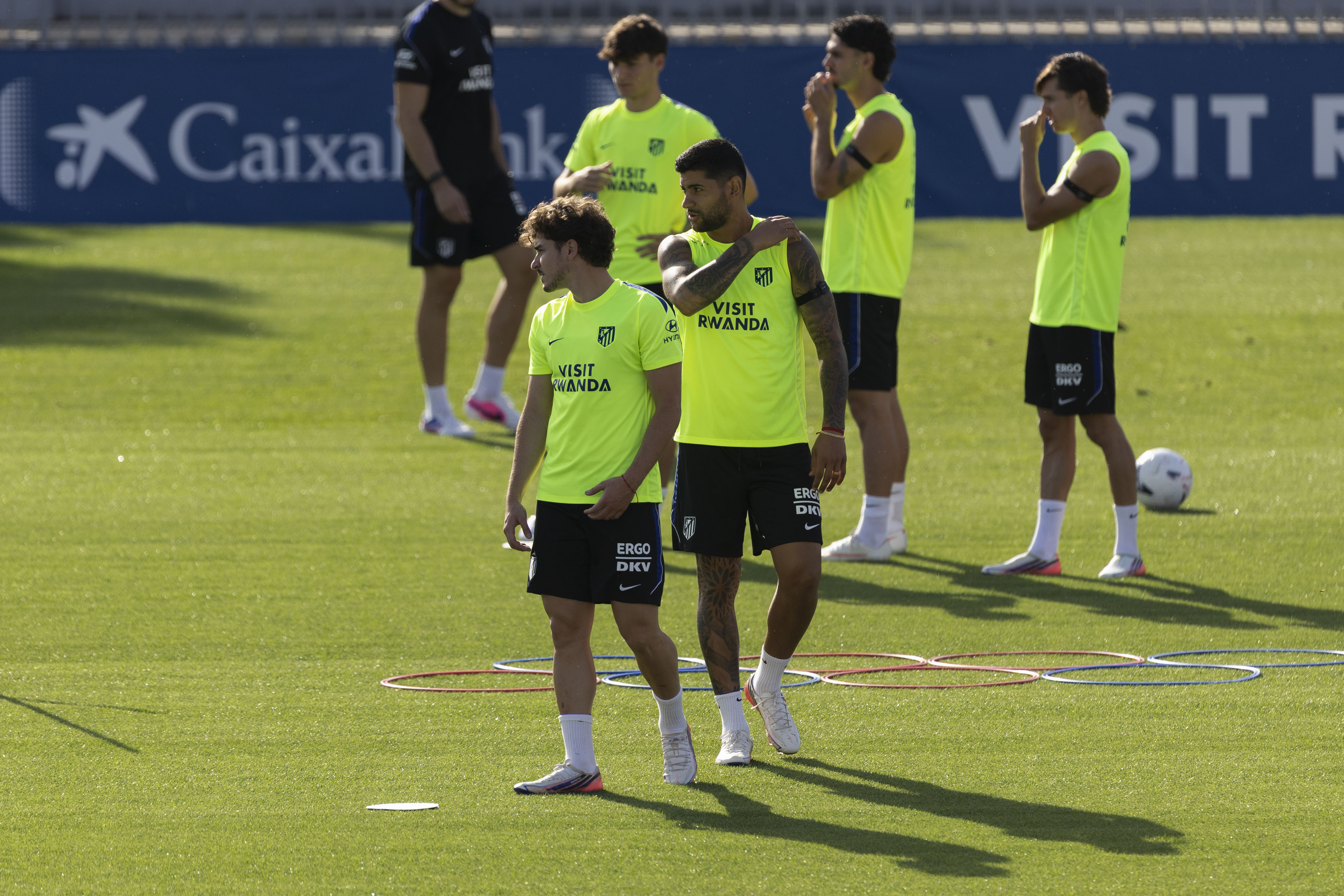 MAJADAHONDA (MADRID), 04/09/2026.-Los jugadores del Atlético de Madrid, Julián Alvarez (i) y Cristian Cuti Romero, durante el entrenamiento previo al partido de LaLiga contra el Athletic Club, este viernes en la Ciudad Deportiva en Majadahonda.- EFE/ Sergio Pérez