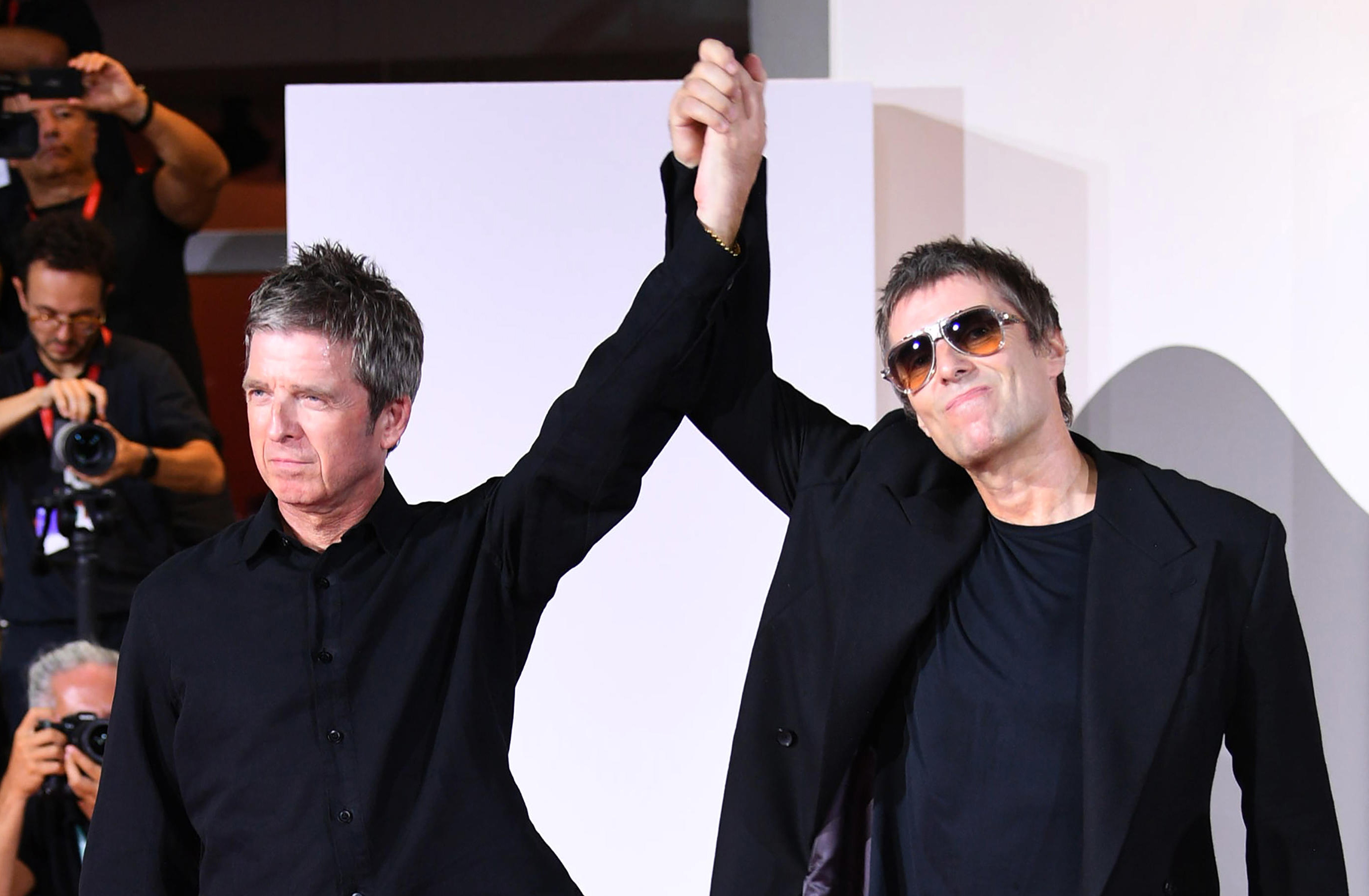 Liam y Noel Gallagher reaparecen juntos en Venecia para la premier del documental de Oasis: cuándo se estrenará en Guatemala