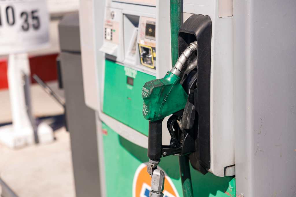 Cada galón de gasolina superior y regular, así como de diésel, genera una recaudación de tasa fija por el impuesto sobre la distribución de petróleo y derivados (IDP). (Foto Prensa Libre: EFE) 
