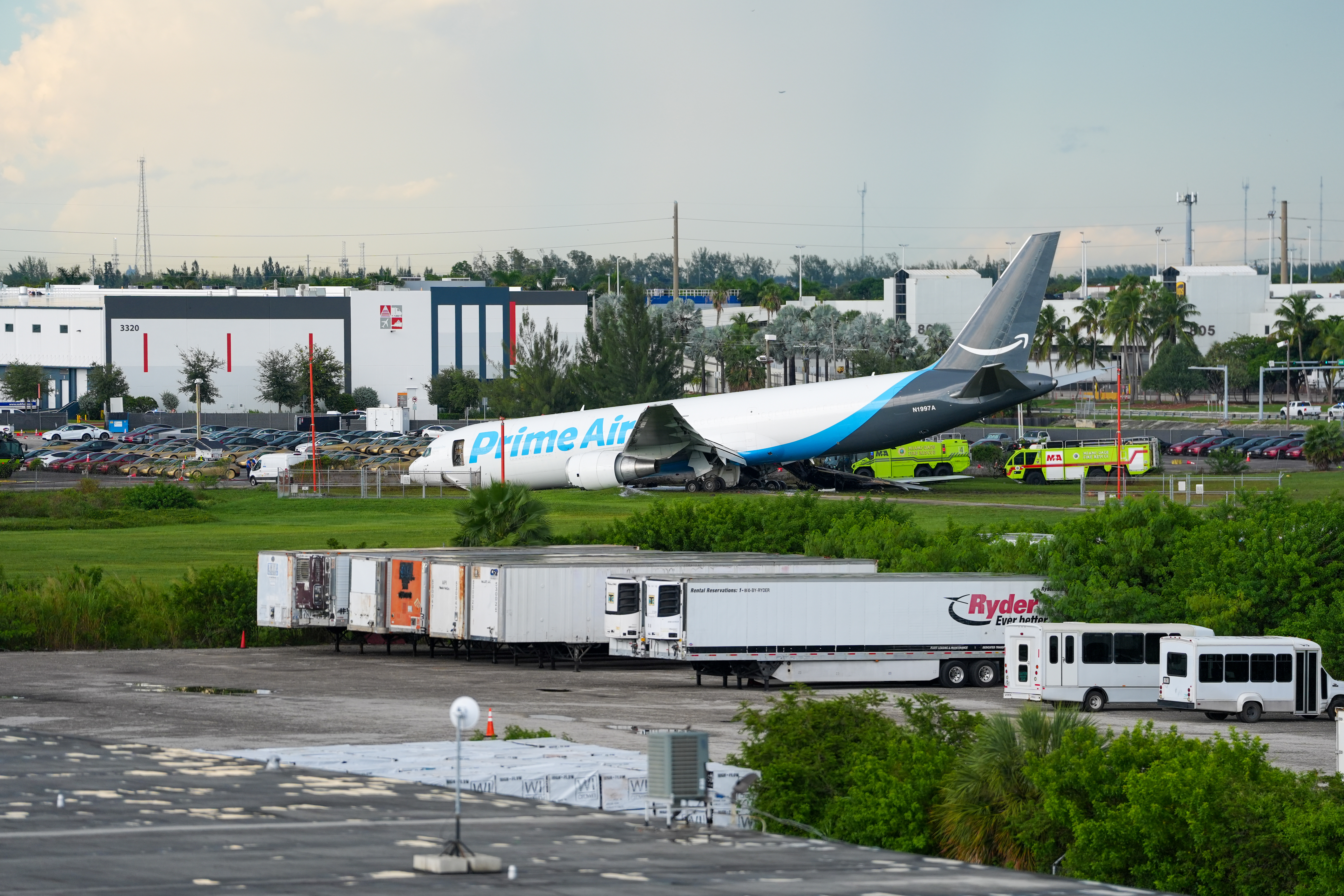 Avión de carga de Amazon se estrelló al salirse de la pista después de aterrizar este domingo, en el Aeropuerto Internacional de Miami. (Foto Prensa Libre: EFE)