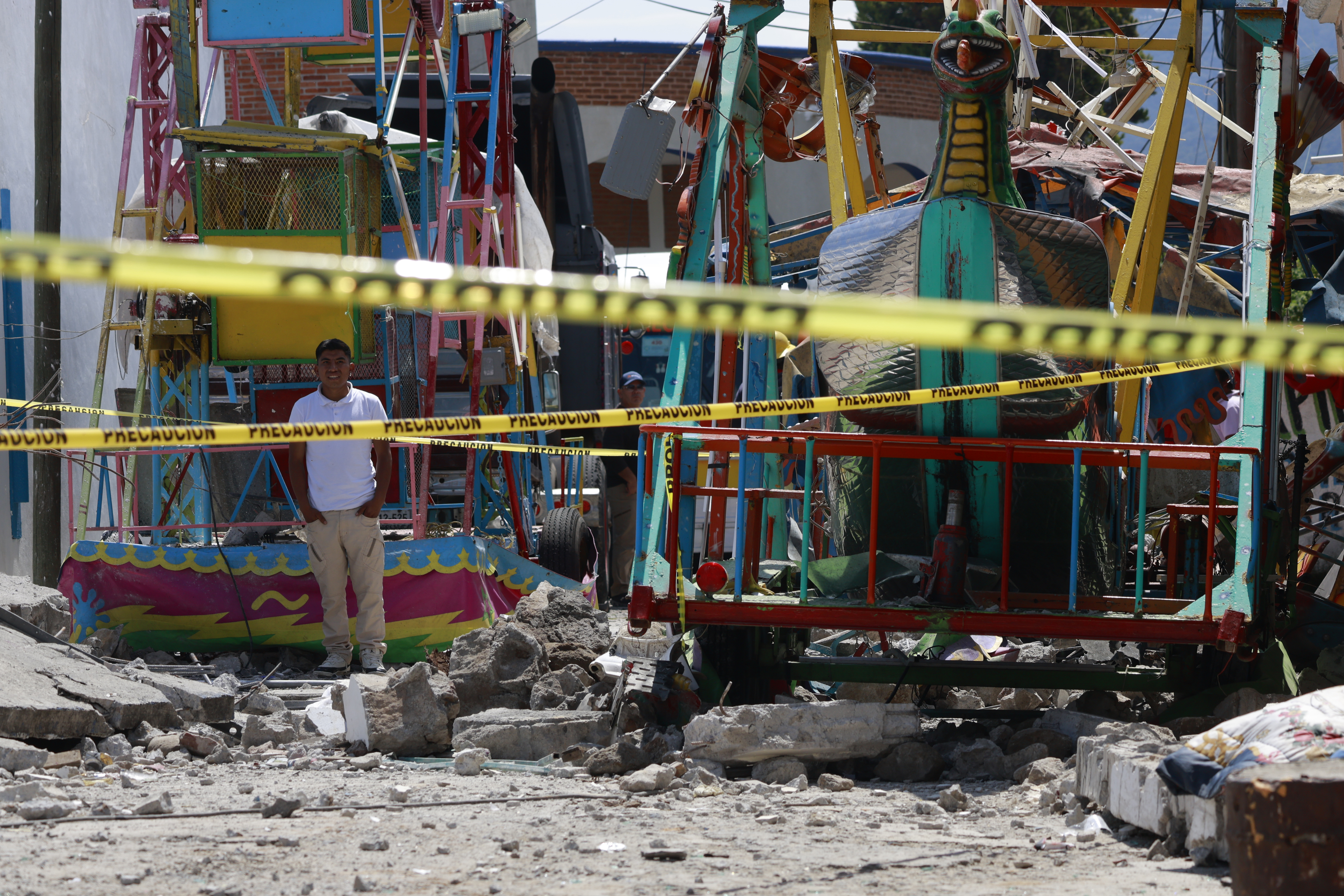 MEX2073. SANTA MARÍA CANCHESDÁ (MÉXICO), 06/09/2026.- Una persona observa la zona donde se suscitó una explosión la noche de este sábado en la comunidad de Santa María Canchesdá, Temascalsingo, este domingo en el Estado de México (México). Al menos diez personas fallecieron y 64 resultaron heridas por un accidente con pirotecnia en el marco de unas fiestas patronales en la parroquia de la comunidad de Santa María Canchesdá, vecino a la capital. EFE/ Felipe Gutiérrez