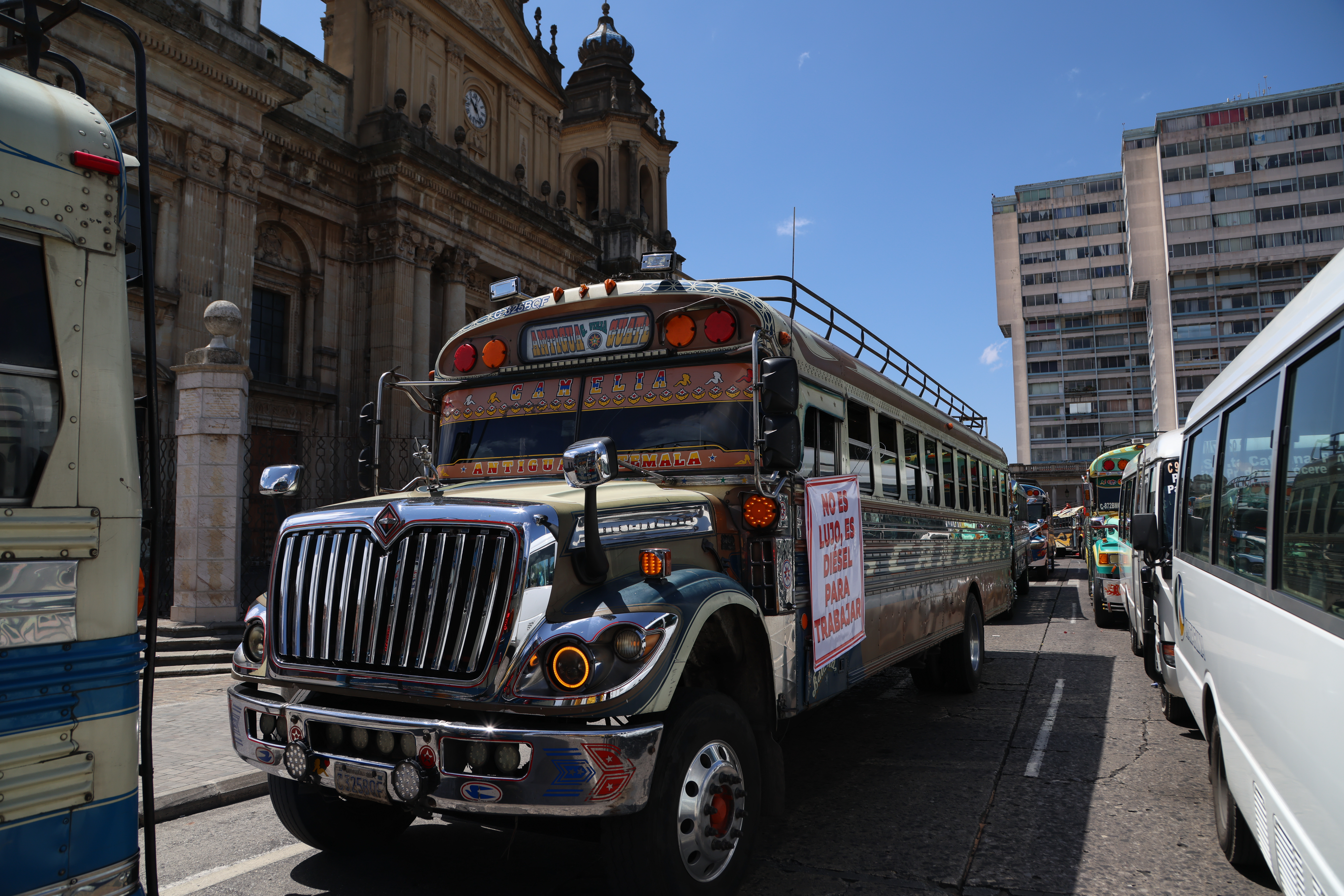 Buses de transporte extraurbano durante manifestación por precio de combustibles en Guatemala