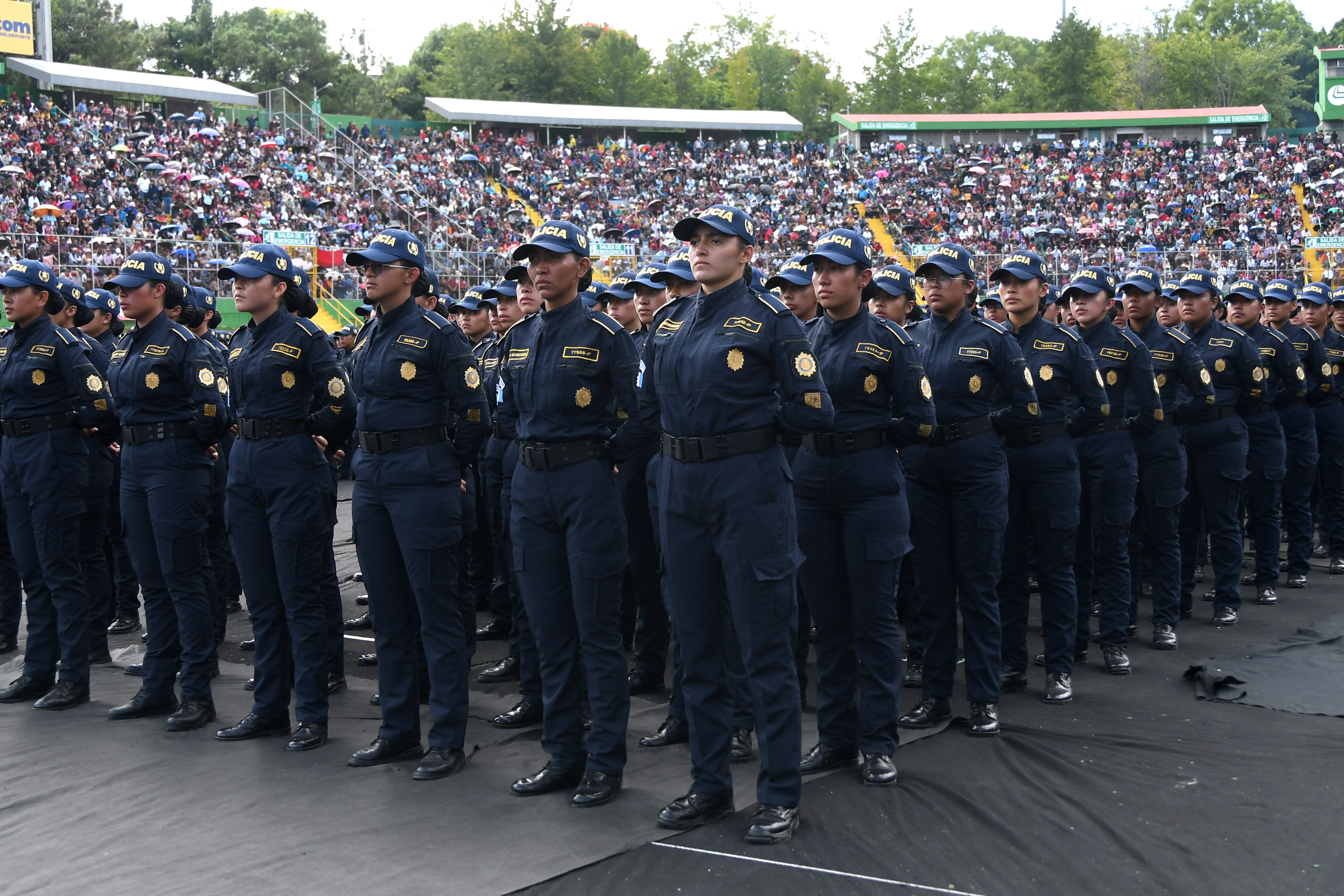 AME5945. CIUDAD DE GUATEMALA (GUATEMALA), 09/09/2026.- Nuevos agentes de la Policía Nacional Civil de Guatemala (PNC) forman durante una ceremonia de graduación este miércoles, en Ciudad de Guatemala (Guatemala). Un total de 3.098 nuevos agentes se incorporaron a la PNC de Guatemala con el objetivo de elevar la baja tasa de cobertura policial, fortalecer la prevención e intervenir en las zonas afectadas por la criminalidad. EFE/ Alex Cruz