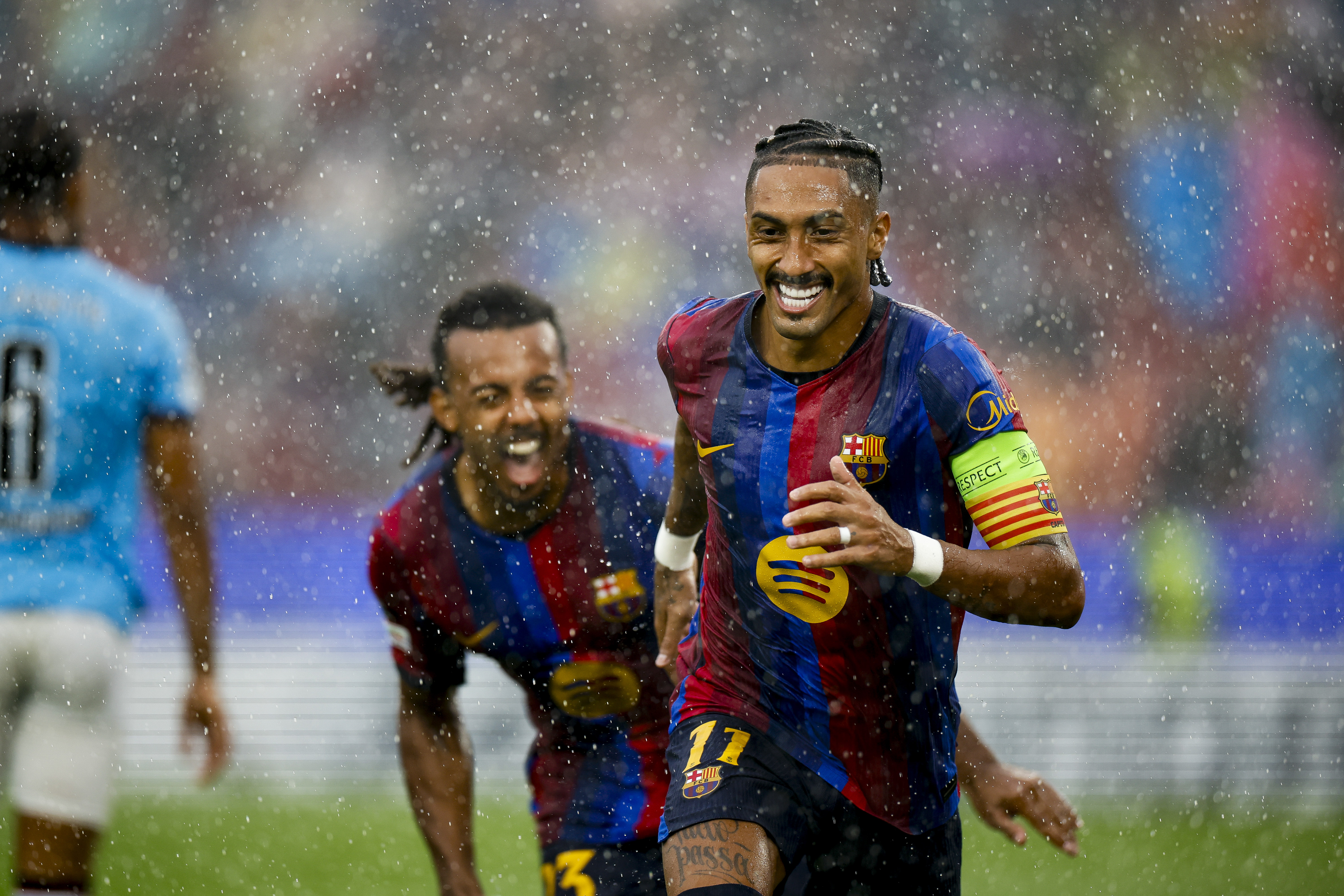 BARCELONA, 09/09/2026.-El jugador del Barcelona Raphinha, celebra su gol contra el Feyenoord, durante el partido de Liga de Campeones entre el Barcelona y el Feyenoord, este miércoles en el Spotify Camp Nou en Barcelona.-EFE/ Alberto Estévez