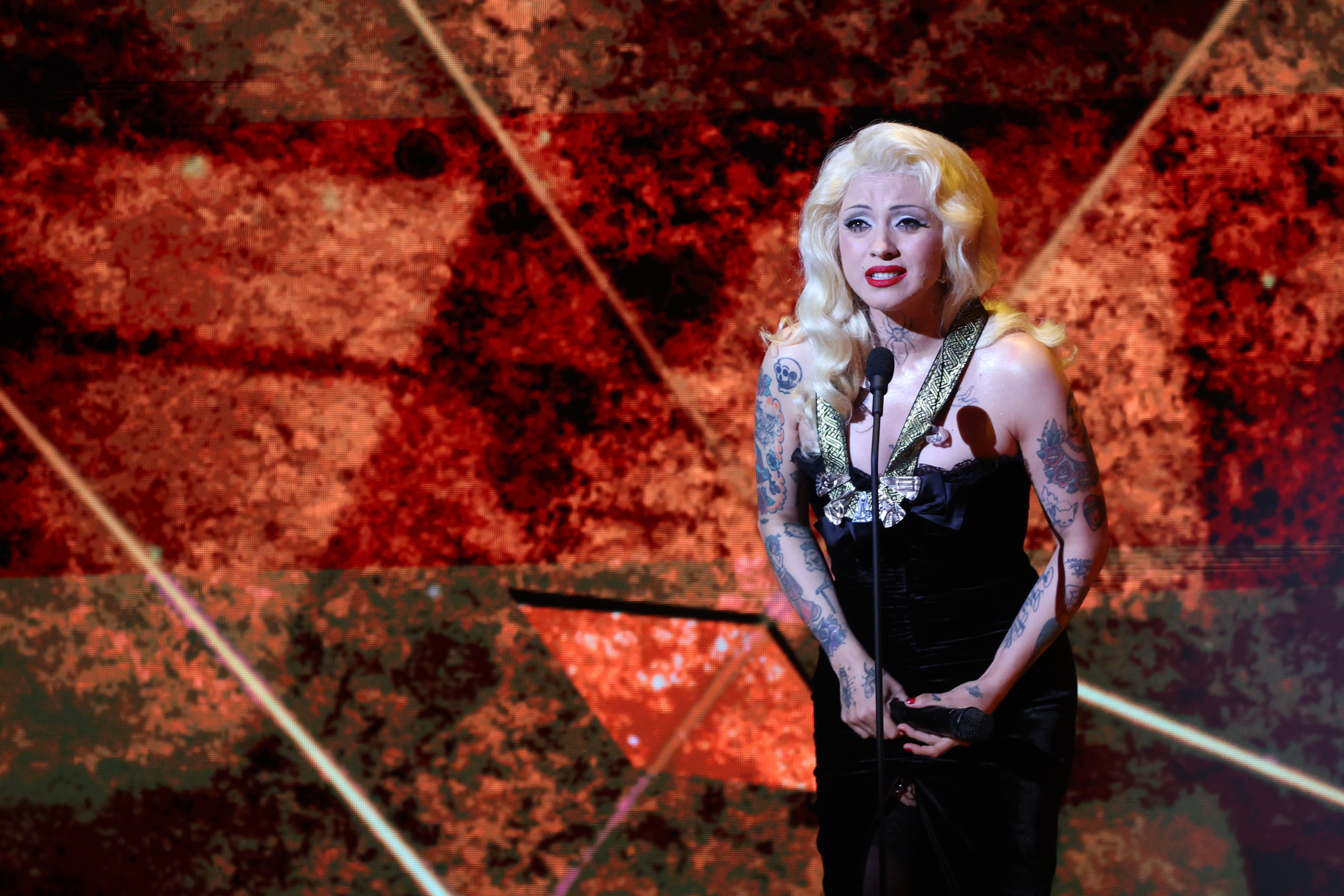 AME6453. MINNEAPOLIS (ESTADOS UNIDOS), 10/09/2026.- La cantautora chilenomexicana Mon Laferte habla luego de recibir un reconocimiento en los 39 Premios a la Herencia Hispana este jueves, en el Orchestra Hall en Minneapolis (Estados Unidos). EFE/ Adam Bettcher
