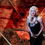 AME6453. MINNEAPOLIS (ESTADOS UNIDOS), 10/09/2026.- La cantautora chilenomexicana Mon Laferte habla luego de recibir un reconocimiento en los 39 Premios a la Herencia Hispana este jueves, en el Orchestra Hall en Minneapolis (Estados Unidos). EFE/ Adam Bettcher