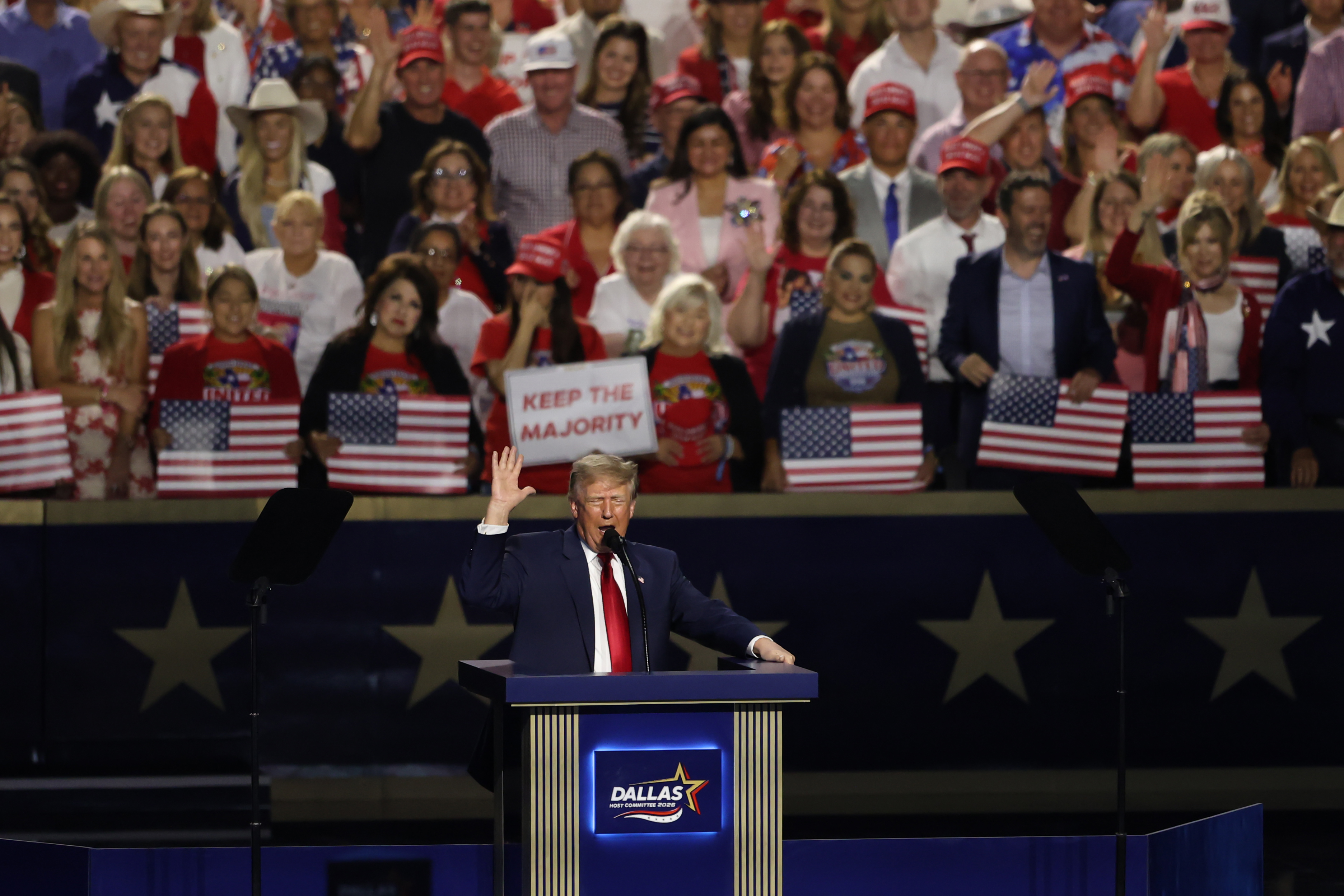 AME6512. DALLAS (ESTADOS UNIDOS), 10/09/2026.- El presidente de EE.UU., Donald Trump, habla en el segundo día de la convención nacional del Partido Republicano este jueves, donde insistió a sus seguidores a votar en las elecciones del próximo 3 de noviembre, hasta el punto de pedirles que imaginen que él mismo figura en la papeleta, en Dallas (Estados Unidos). EFE/ Carlos Ramírez