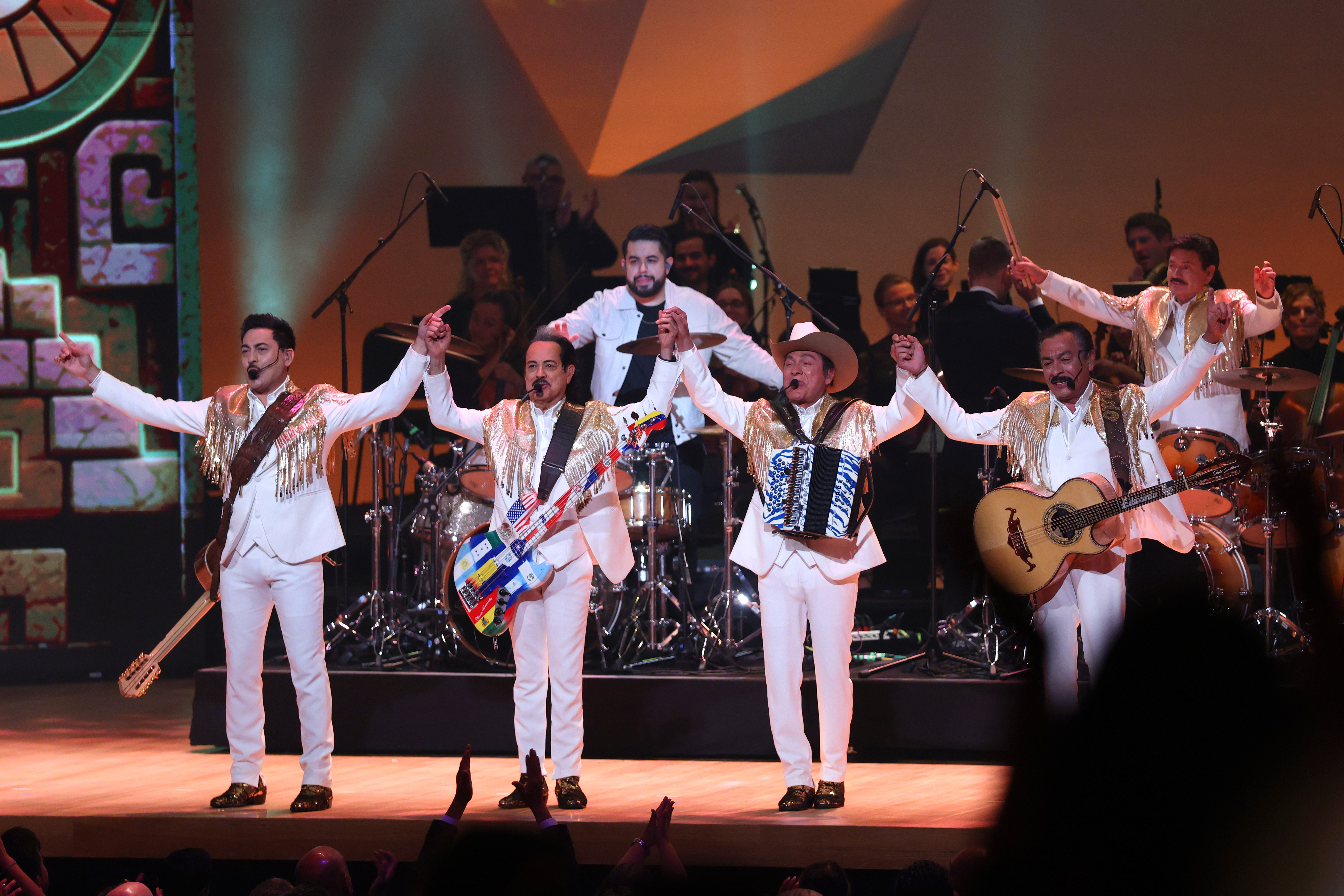 La banda mexicana Los Tigres del Norte protagonizaron un concierto en cuya transmisión se señala que hubo censura. (Foto Prensa Libre: EFE/ Adam Bettcher)