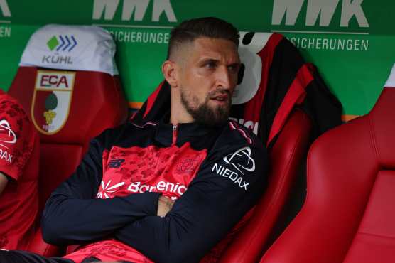 AUGSBURG (Germany), 12/09/2026.- Robert Andrich of Leverkusen sits on the bench prior to the German Bundesliga soccer match between FC Augsburg and Bayer 04 Leverkusen in Augsburg, Germany, 12 September 2026. (Alemania) EFE/EPA/ANNA SZILAGYI CONDITIONS - ATTENTION: The DFL regulations prohibit any use of photographs as image sequences and/or quasi-video.