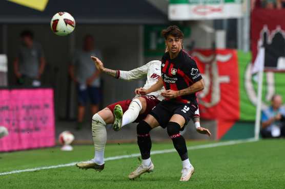AUGSBURG (Germany), 12/09/2026.- Marius Wolf of Augsburg (L) and Jonas Hofmann of Leverkusen (R) in action during the German Bundesliga soccer match between FC Augsburg and Bayer 04 Leverkusen in Augsburg, Germany, 12 September 2026. (Alemania) EFE/EPA/ANNA SZILAGYI CONDITIONS - ATTENTION: The DFL regulations prohibit any use of photographs as image sequences and/or quasi-video.