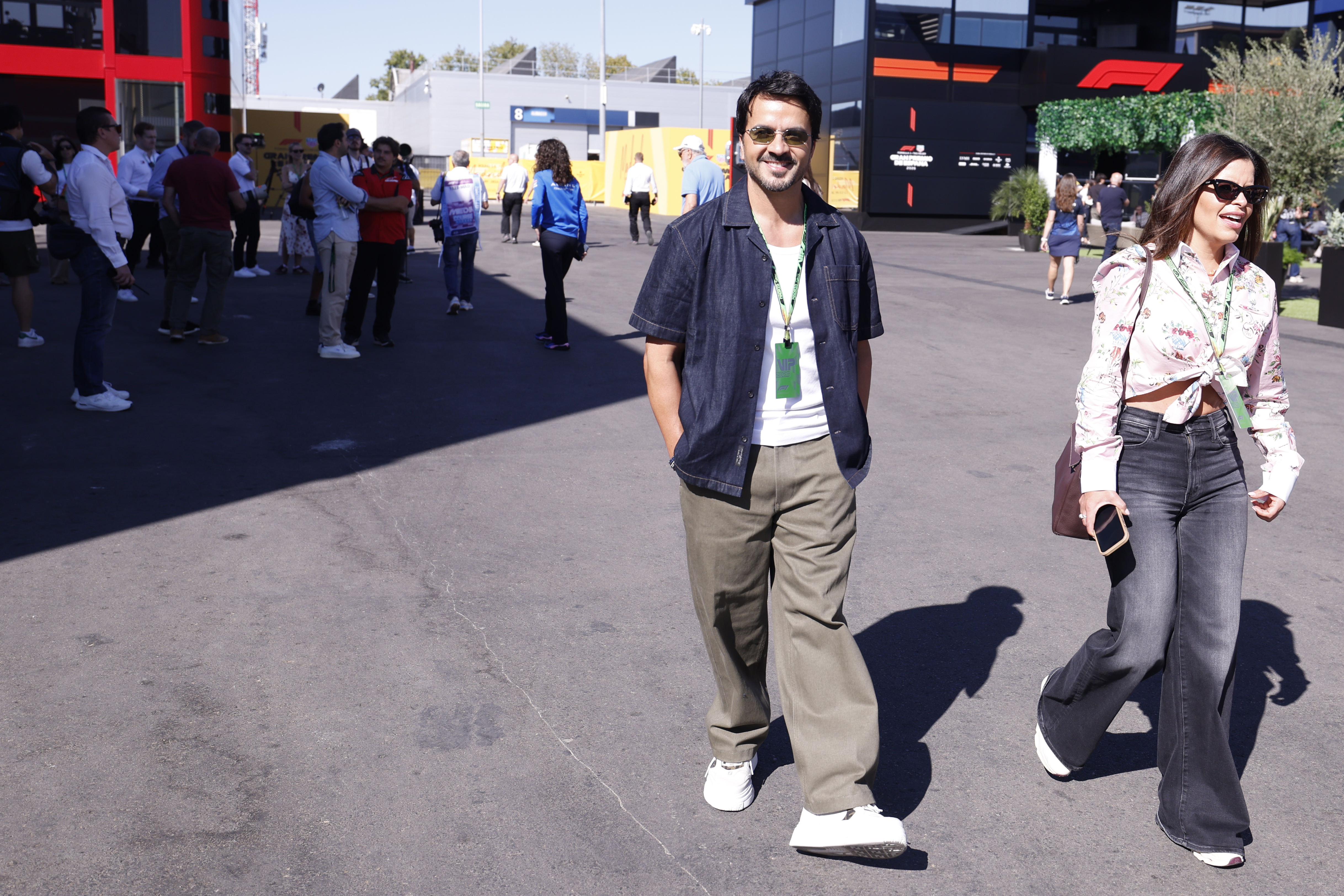 MADRID (ESPAÑA), 12/09/2026.- El cantante Luis Fonsi a su llegada este sábado durante los terceros entrenamientos libres del Gran Premio de España de Fórmula Uno en el nuevo circuito de Madring en Madrid. EFE//JuanJo Martín