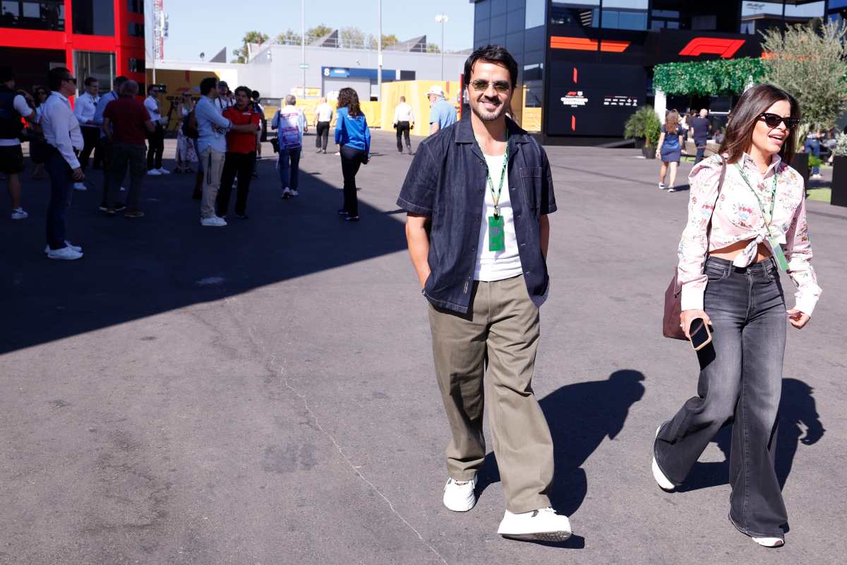 MADRID (ESPAÑA), 12/09/2026.- El cantante Luis Fonsi a su llegada este sábado durante los terceros entrenamientos libres del Gran Premio de España de Fórmula Uno en el nuevo circuito de Madring en Madrid. EFE//JuanJo Martín