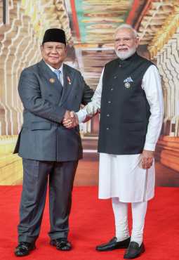 New Dehli (India), 12/09/2026.- A handout photo made available by India's Ministry of External Foreign Affairs shows Indian Prime Minister Narendra Modi (R) shaking hands with Indonesia's President Prabowo Subianto as he arrives for the 18th BRICS Leaders' Summit in New Delhi, India, 12 September 2026. India hosts the 18th BRICS Leaders' Summit from 12 to 13 September 2026 under the theme 'Building for Resilience, Innovation, Cooperation and Sustainability.' (Nueva Delhi) EFE/EPA/INDIAN MINISTRY OF EXTERNAL FOREIGN AFFAIRS / HANDOUT HANDOUT EDITORIAL USE ONLY/NO SALES