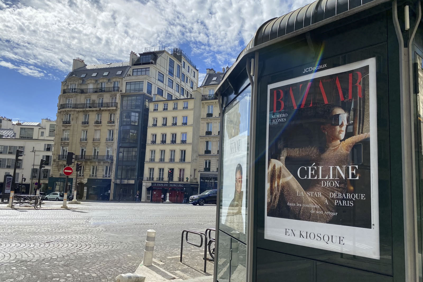 Vista de un cartel anunciador del concierto de Cèline Dion en los alrededores del hotel en París donde descansa. Céline Dion regresó este fin de semana a los escenarios de París vestida de Dior, abriendo así con un gesto de alta costura una serie de 16 conciertos en la capital francesa que se prolongará hasta el 17 de octubre. (Foto: Prensa Libre: EFE/Catalina Guerrero)