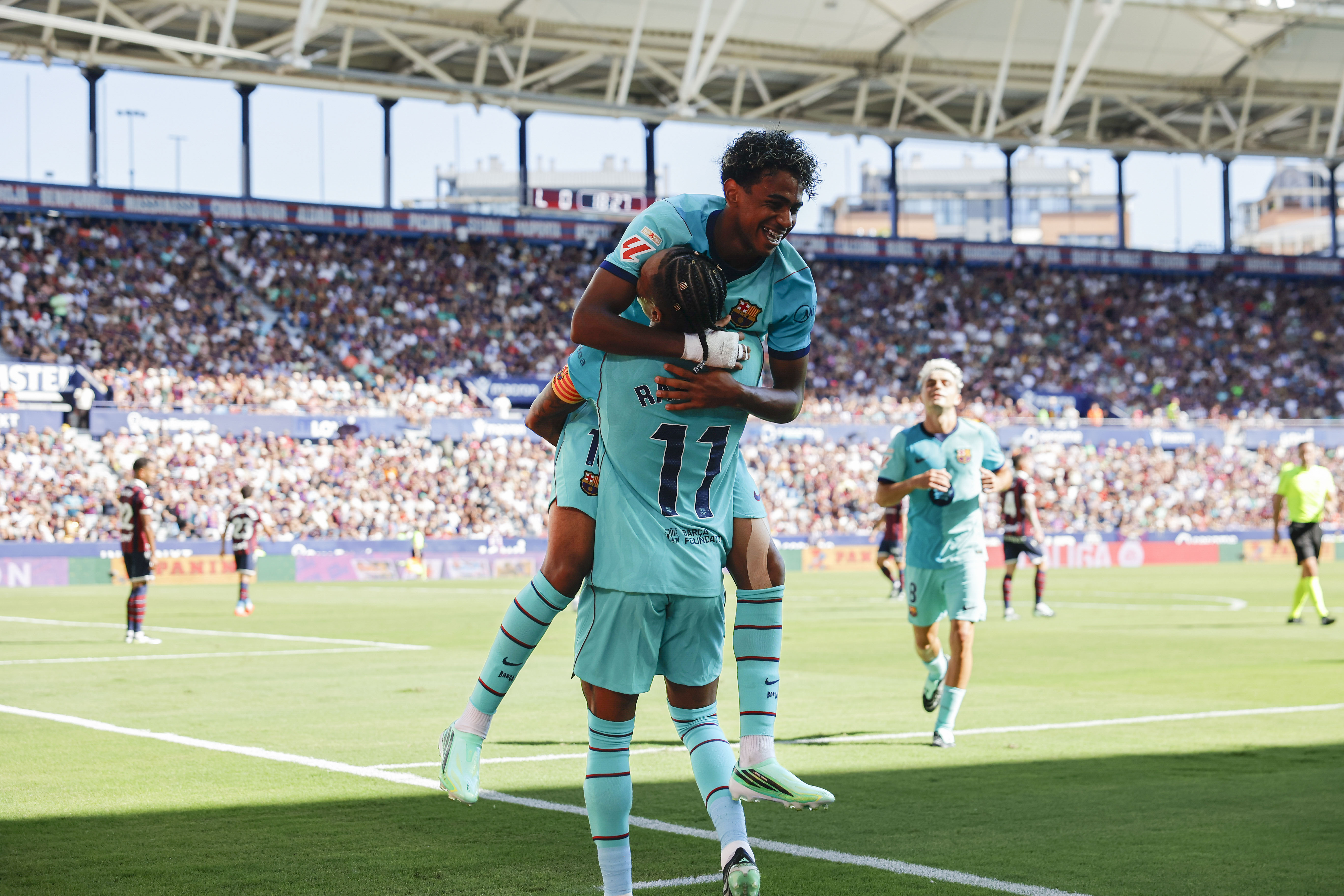 VALENCIA, 13/09/2026.- El delantero del FC Barcelona Lamine Yamal celebra tras anotar un tanto durante el encuentro correspondiente a la jornada 5 de LaLiga EA Sports disputado entre el Levante y el FC Barcelona este domingo en el estadio Ciutat de Valencia. EFE/ Biel Aliño