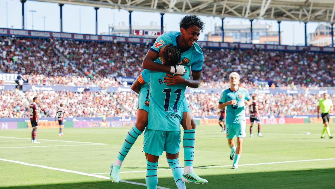 VALENCIA, 13/09/2026.- El delantero del FC Barcelona Lamine Yamal celebra tras anotar un tanto durante el encuentro correspondiente a la jornada 5 de LaLiga EA Sports disputado entre el Levante y el FC Barcelona este domingo en el estadio Ciutat de Valencia. EFE/ Biel Aliño