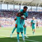 VALENCIA, 13/09/2026.- El delantero del FC Barcelona Lamine Yamal celebra tras anotar un tanto durante el encuentro correspondiente a la jornada 5 de LaLiga EA Sports disputado entre el Levante y el FC Barcelona este domingo en el estadio Ciutat de Valencia. EFE/ Biel Aliño
